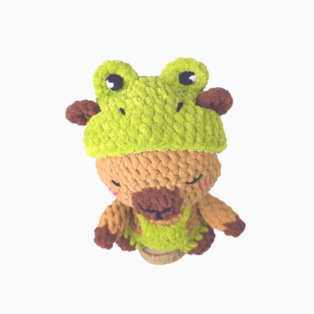Peluche de capibara con disfraz de ranita