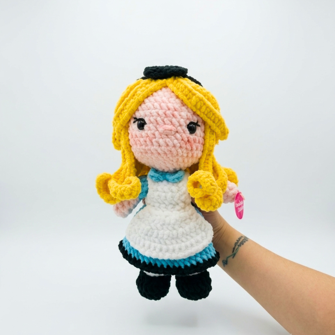 Peluche tejido inspirado en Alicia