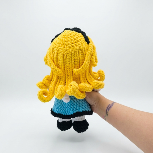 Peluche tejido inspirado en Alicia