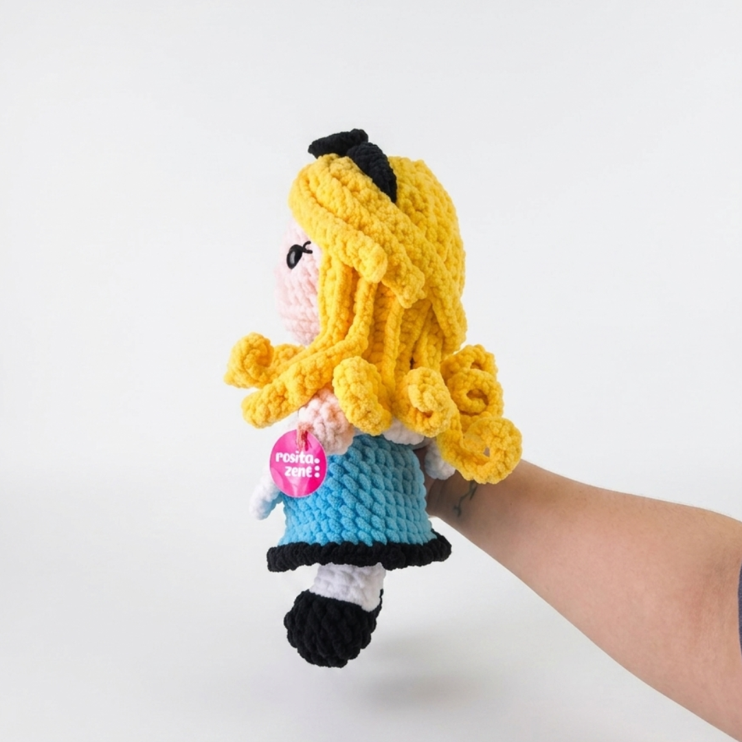 Peluche tejido inspirado en Alicia