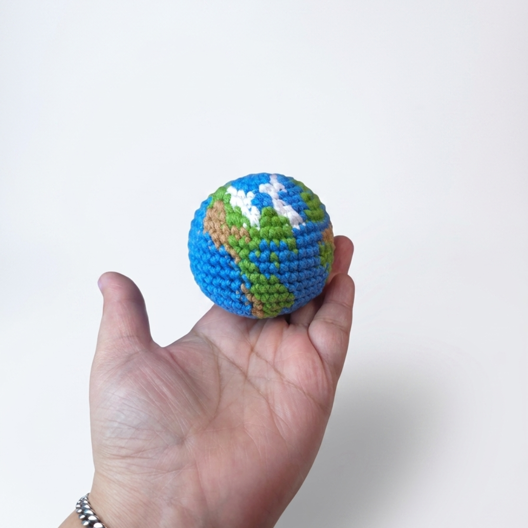 Pelota antiestrés tejida a crochet del Planeta Tierra