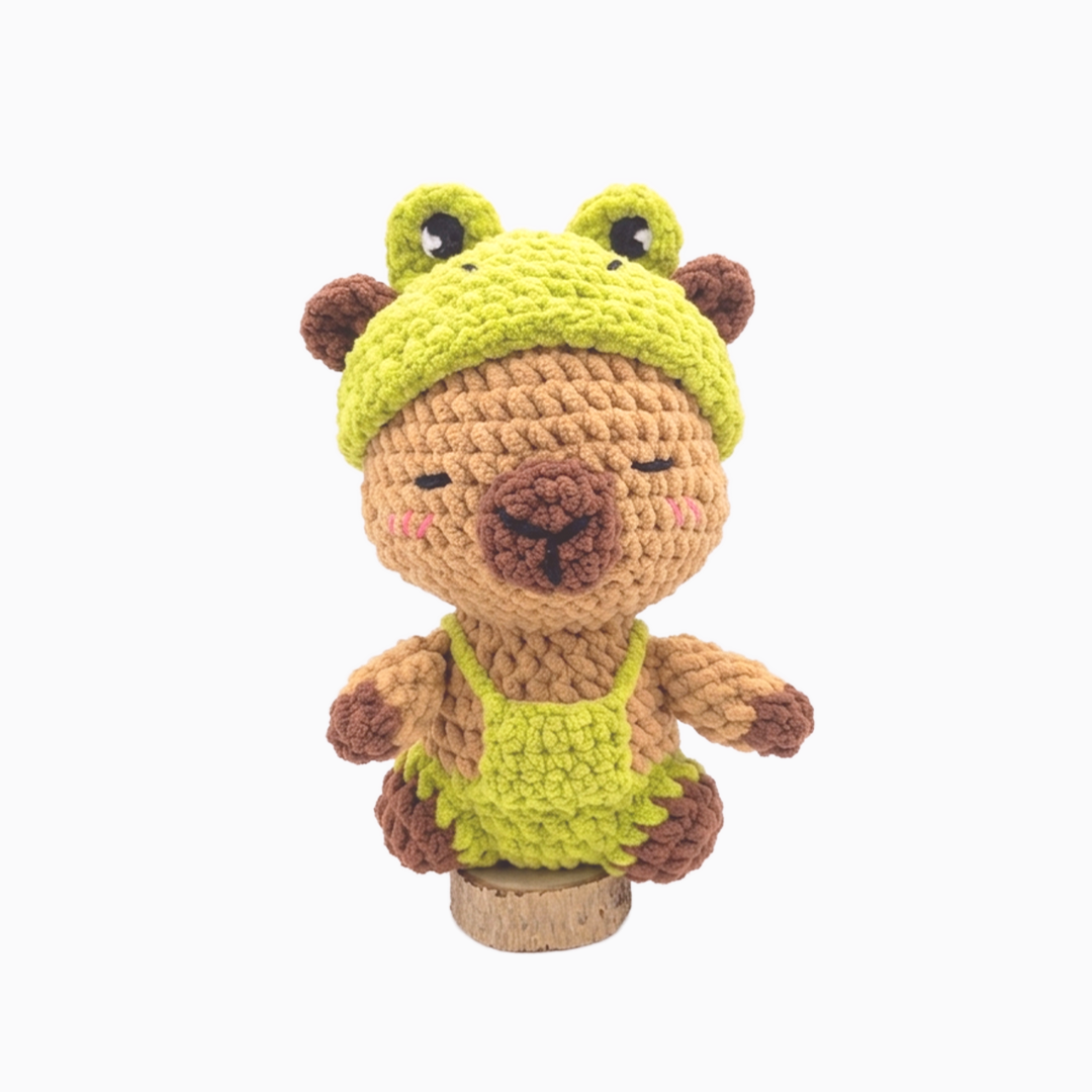 Peluche de capibara con disfraz de ranita