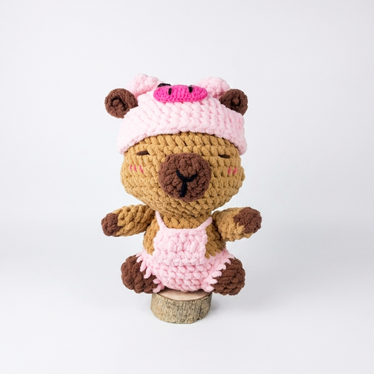 Peluche de capibara con disfraz de puerquito