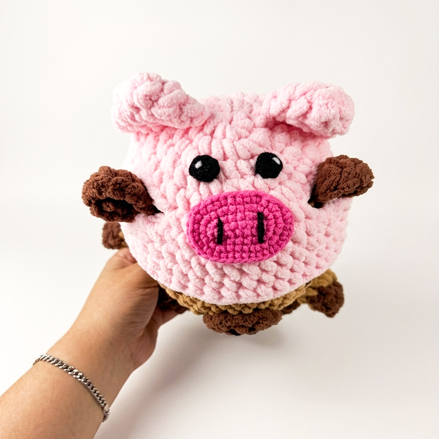Peluche de capibara con disfraz de puerquito